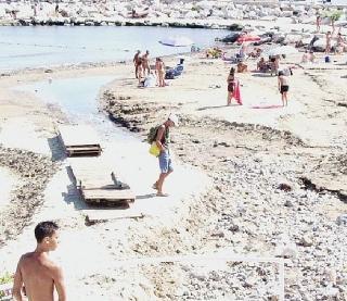 La spiaggia di Salivoli ieri pomeriggio