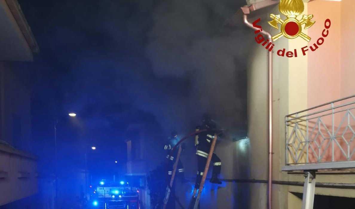 I vigili del fuoco in azione in via Santa Maria a Uta