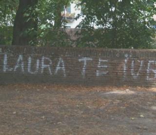<strong>VANDALI.</strong> Una scritta su un muretto al baluardo S. Regolo