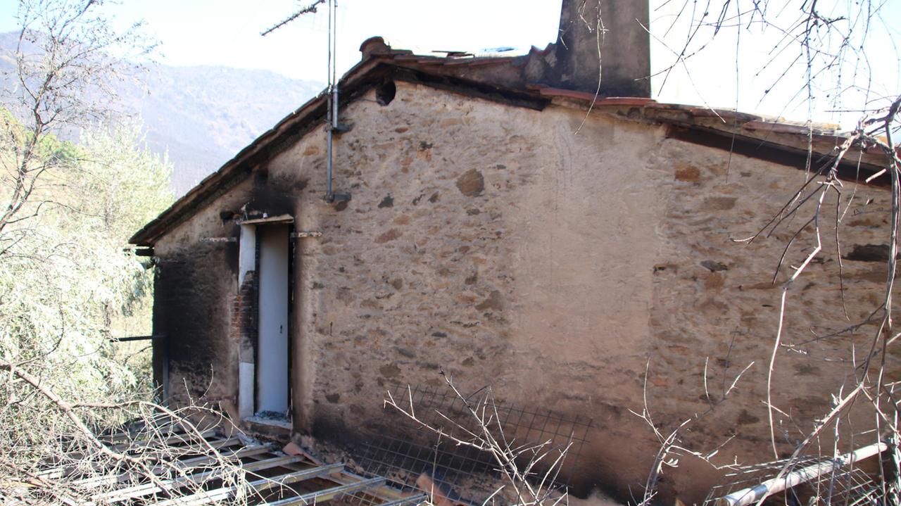 L'abitazione della vigilessa annerita dall'incendio