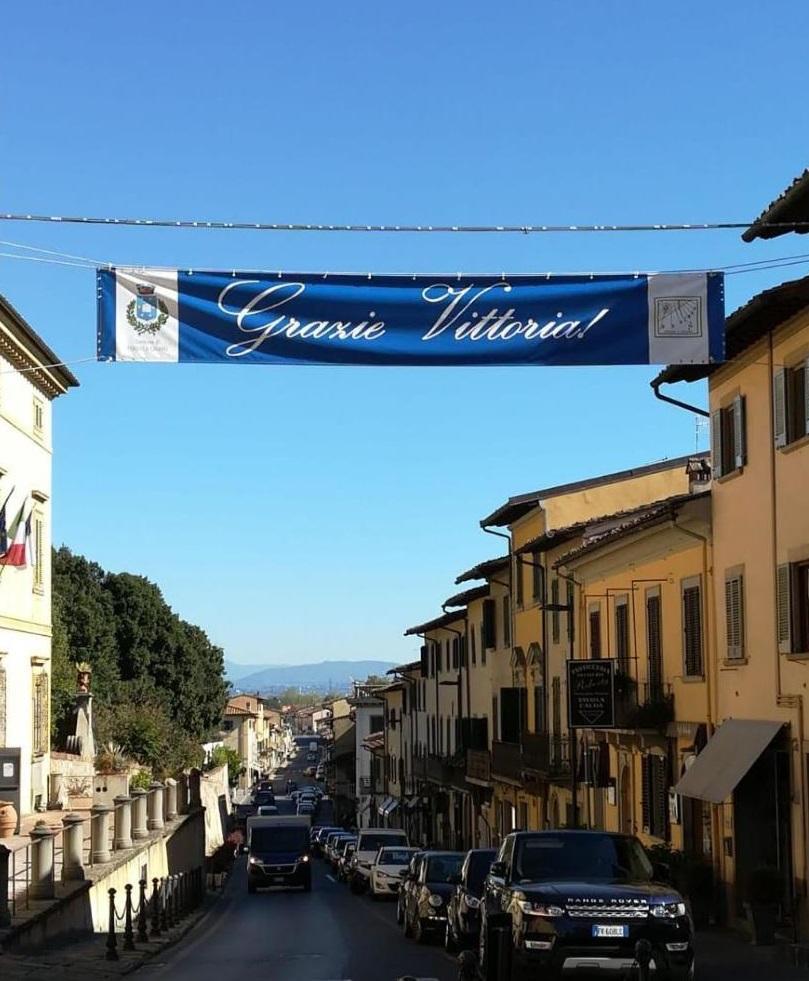 Lo striscione affisso a Poggio a Caiano
