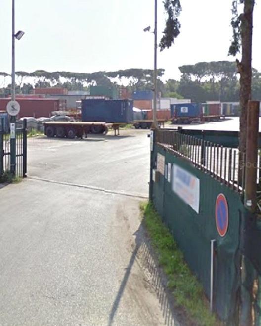 Il piazzale dei camion dov’è morto l’uomo
