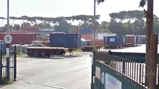 Il piazzale dei camion dov’è morto l’uomo