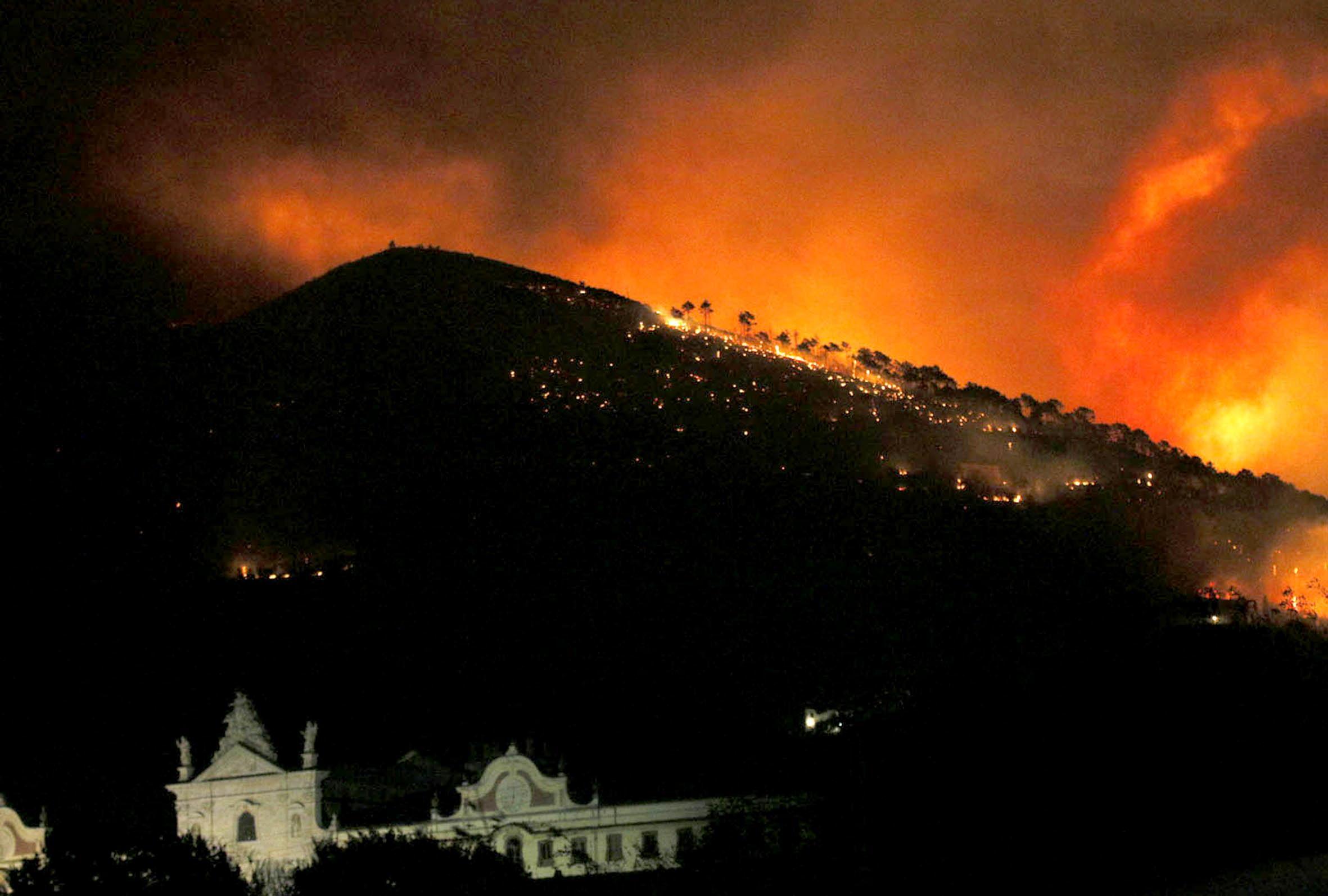 L'incendio del Monte Serra dietro la Certosa di Calci (Pisa)