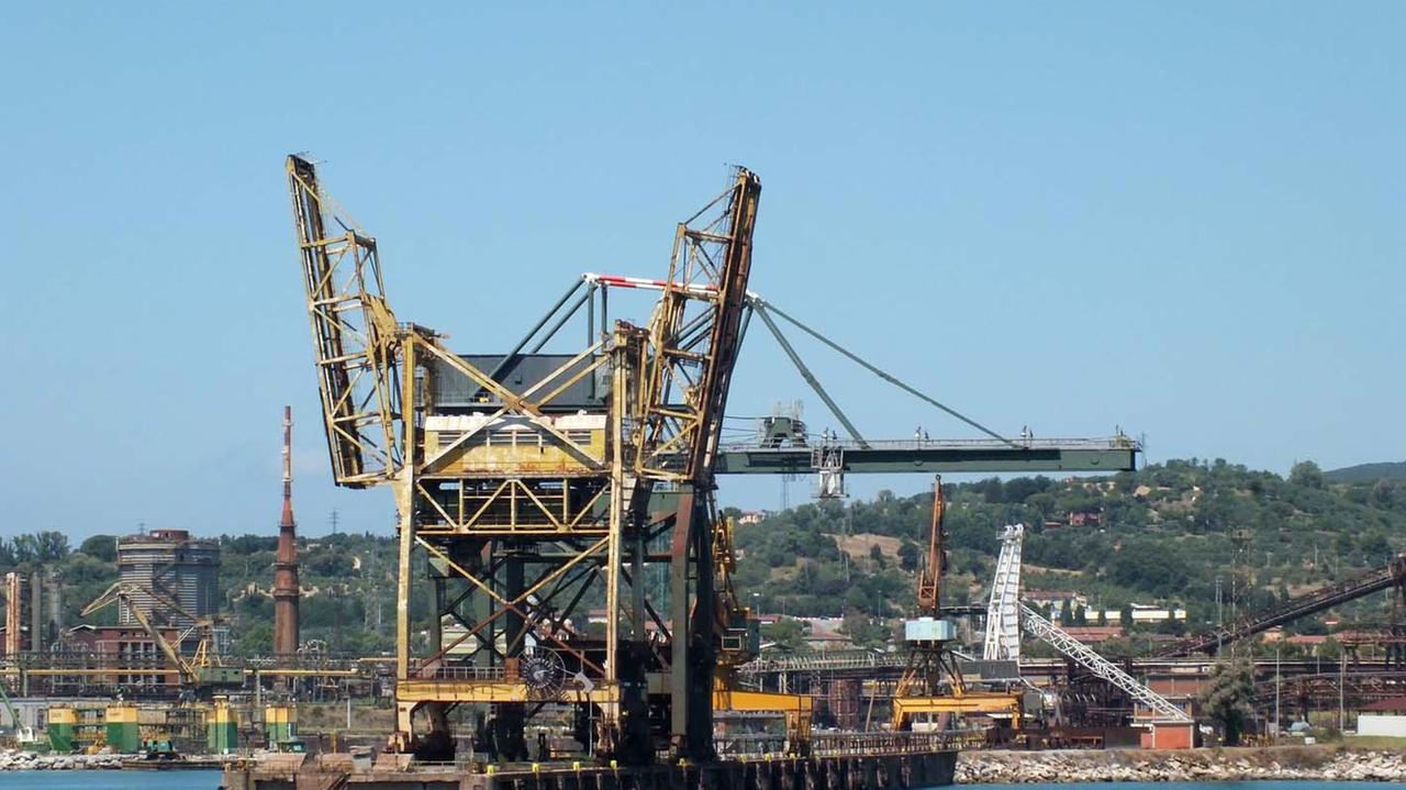 Porto, un dettaglio dell'area industriale (foto Paolo Barlettani)