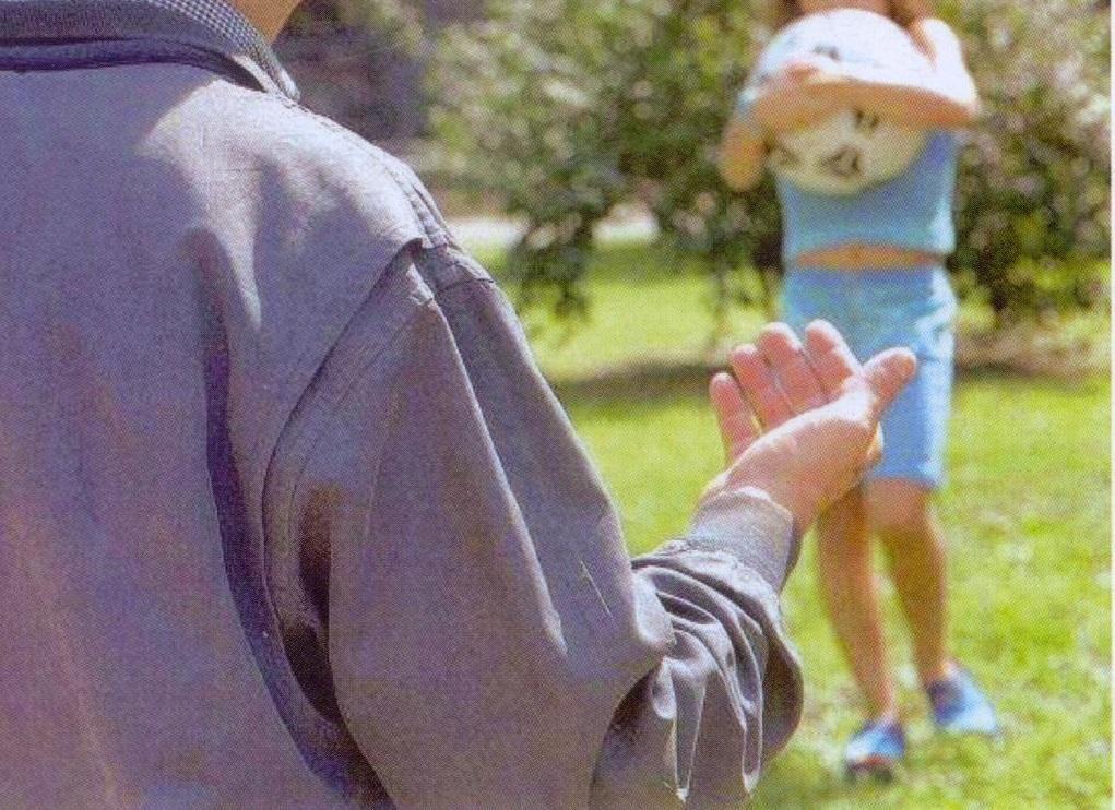 Reggio Emilia, 50enne nei guai per delle proposte hard a una 13enne. Ma lui si difende: «Solo battute» 