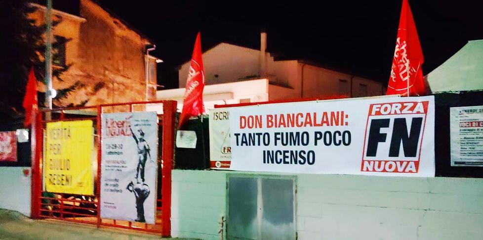 Striscione di Fn contro il prete degli immigrati 