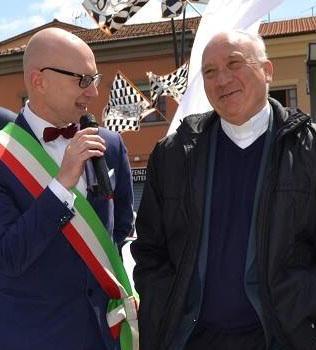 Il Leone Rampante assegnato a don Cristiani, uomo di pace 