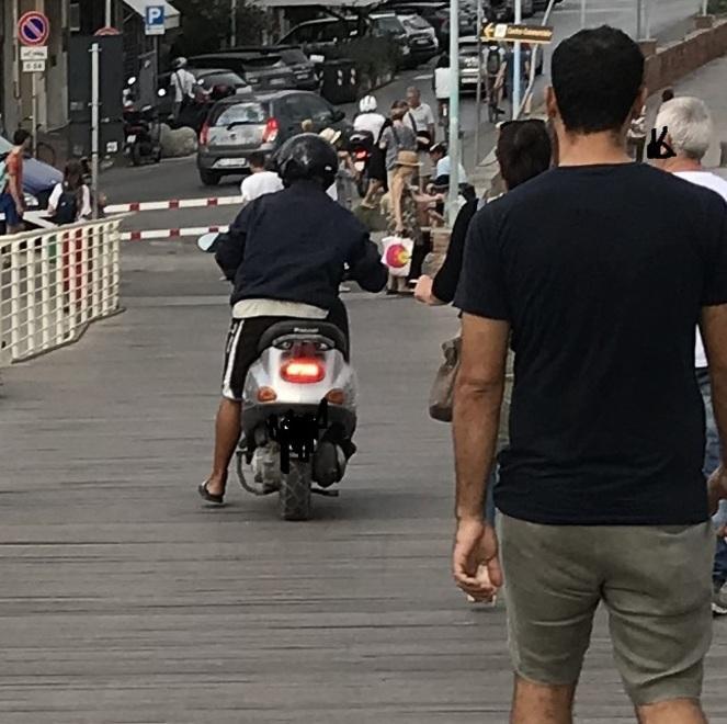 In scooter sulla passerella: stangato