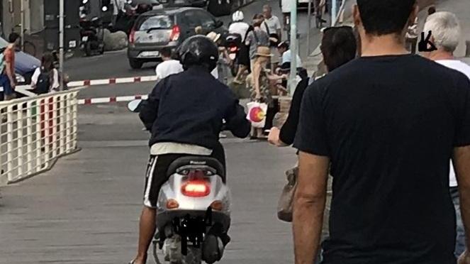 In scooter sulla passerella: stangato