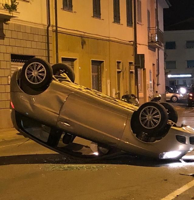 Cappotta con l’auto illeso il conducente