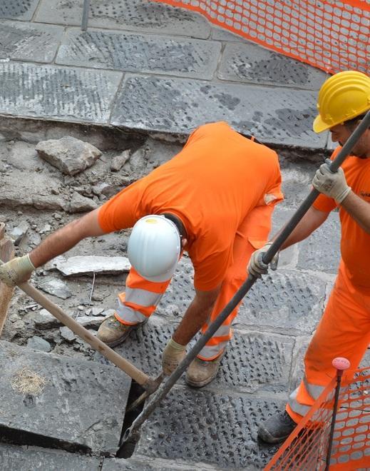 Nuovi cantieri in centro per rifare i lastricati tra divieti e sensi unici 