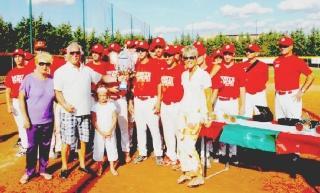 <strong>PREMIAZIONE</strong>. Danilo Piani consegna il trofeo allo Junior Grosseto