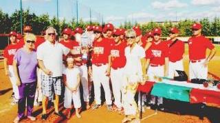 <strong>PREMIAZIONE</strong>. Danilo Piani consegna il trofeo allo Junior Grosseto