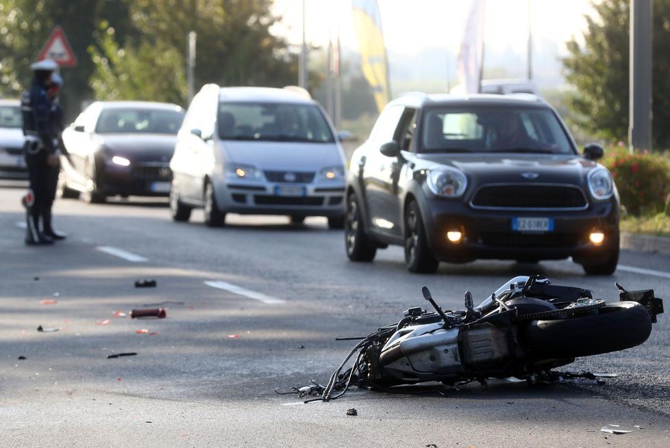 Scontro fra auto e moto sulla statale Adriatica Grave un cinquantenne 