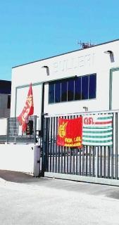 Il presidio davanti ai cancelli della fabbrica Bulleri