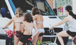 Bikini e petti nudila nuova crociata nelle vie di Marina