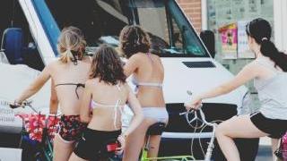 Bikini e petti nudila nuova crociata nelle vie di Marina