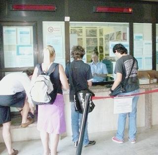 L’interno della biglietteria (sopra) non ha spazio In alto pubblico davanti allo sportello ferroviario