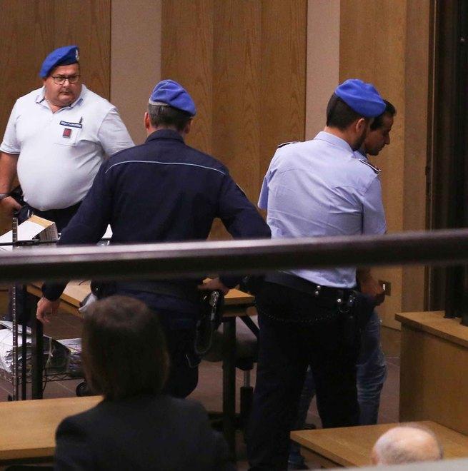 Resta in cella lo stalker che minacciava la moglie di sfregiarla con l’acido