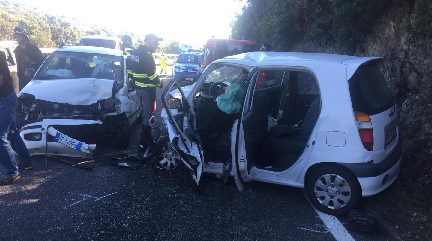 Scontro tra Panda e Hyundai cinque feriti e traffico in tilt