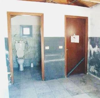 I bagni pubblici collocati anni fa dal Comune nel piazzale di Fantiscritti
