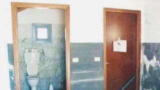 I bagni pubblici collocati anni fa dal Comune nel piazzale di Fantiscritti