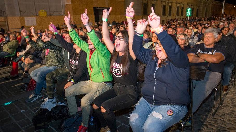 Fan da tutta Italia per i Nomadi a Modena. «Li seguo da quando ho 18 anni»