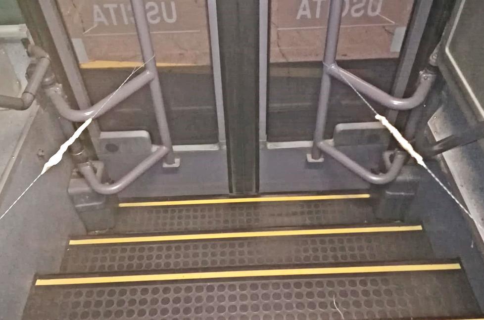 Vignola-Modena. La porta del bus chiusa col filo di ferro: scatta il sequestro della Polizia Stradale 
