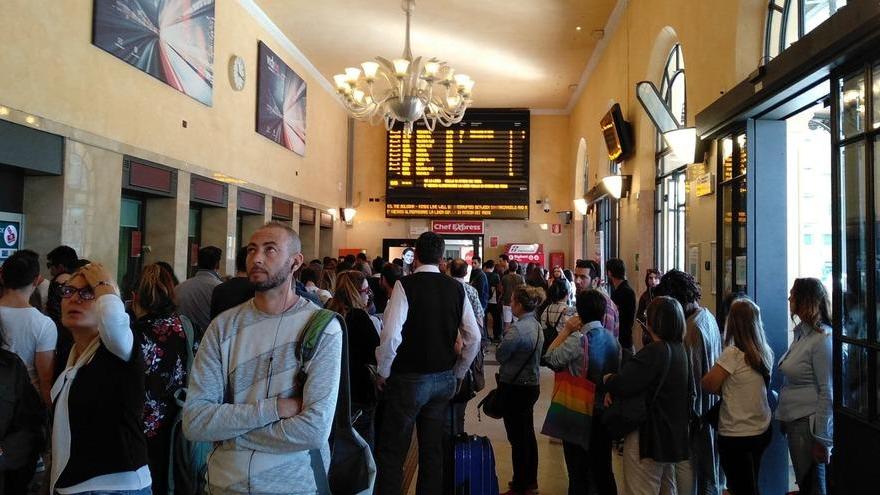 Modena. Fila anche fuori dalla stazione per fare il biglietto del treno