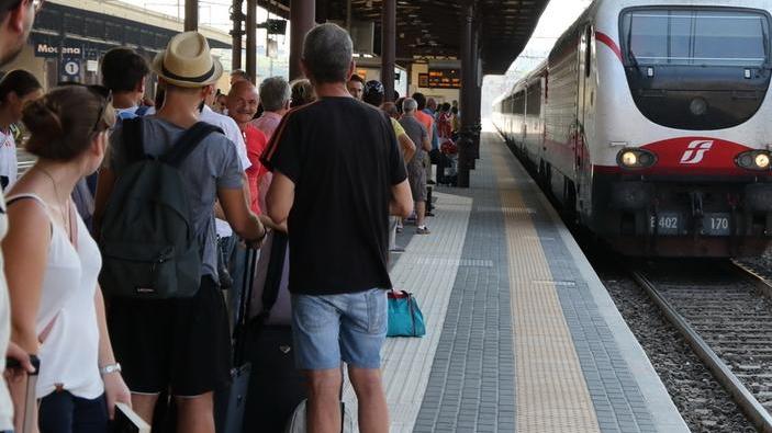 Treno Modena-Bologna: «Colpito e calpestato a terra da giovani senza il biglietto»