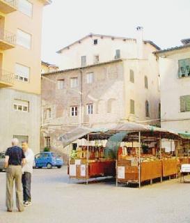 A sinistra banchetti di libri al Biancone Sotto l’assessore Chiari