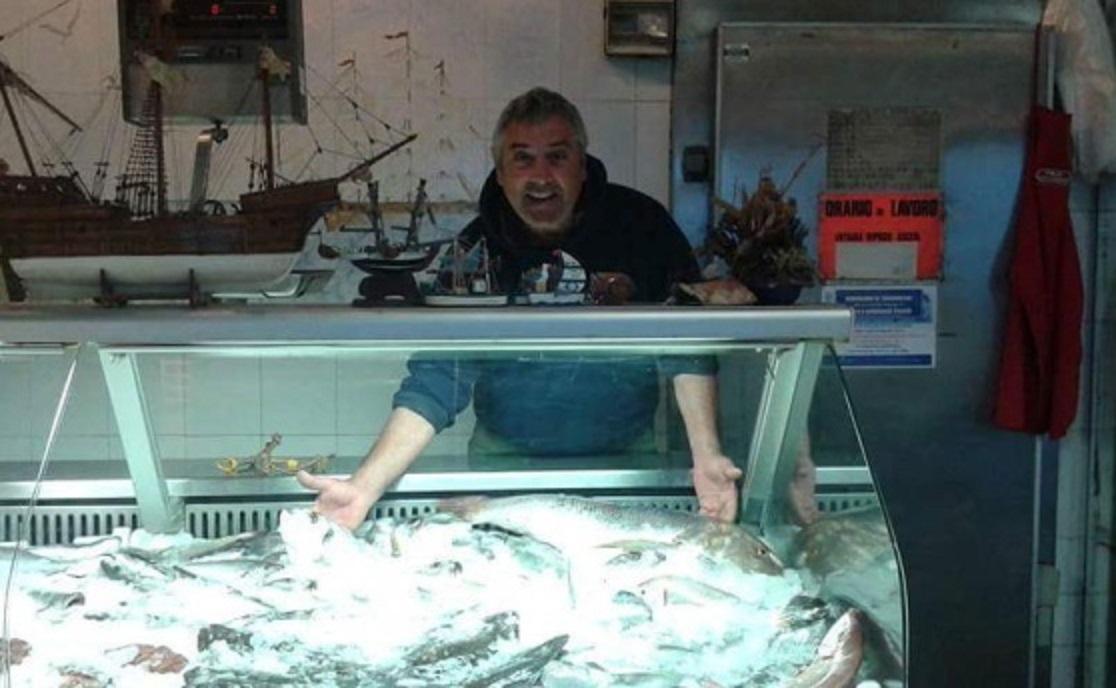 Loriano Falanga al bancone della sua pescheria 