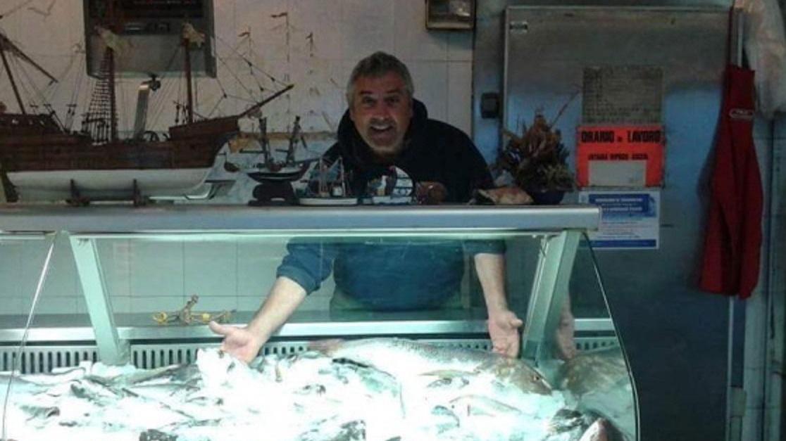 Loriano Falanga al bancone della sua pescheria