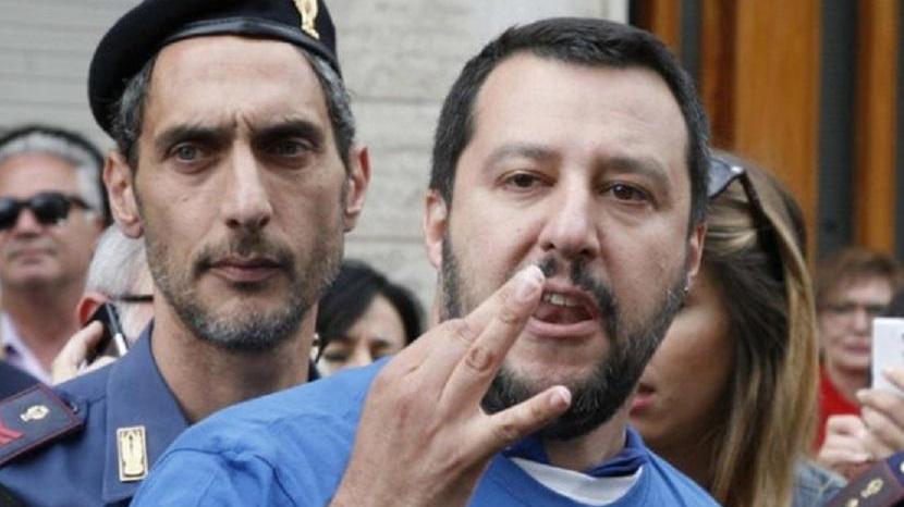 Salvini durante la contestazione del 2015 a Viareggio