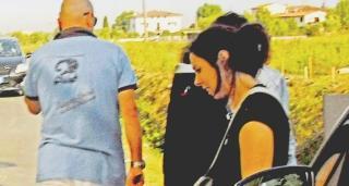 Appoggiata all’auto la madre di Mattia; ieri mattina è voluta andare sul luogo della tragedia