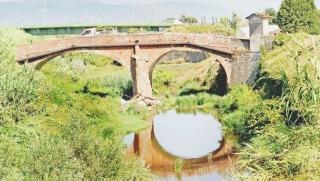 Il vecchio ponte sopra l’Ombrone Qui sopra la spalletta crollata un pericolo per le auto e i passanti in transito