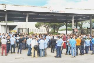 Lavoratori Breda in sciopero il mese scorso, a sinistra Daniele Quiriconi