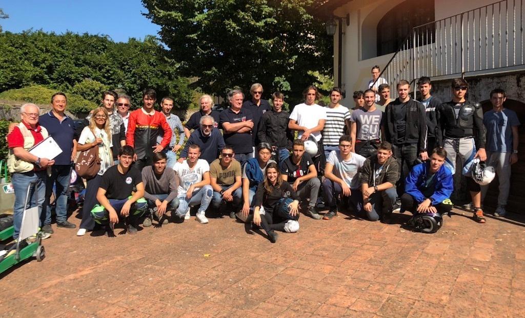 Foto di gruppo dei carretti in gara 