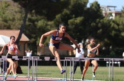 Giulia Cutini impegnata in una corsa ad ostacoli