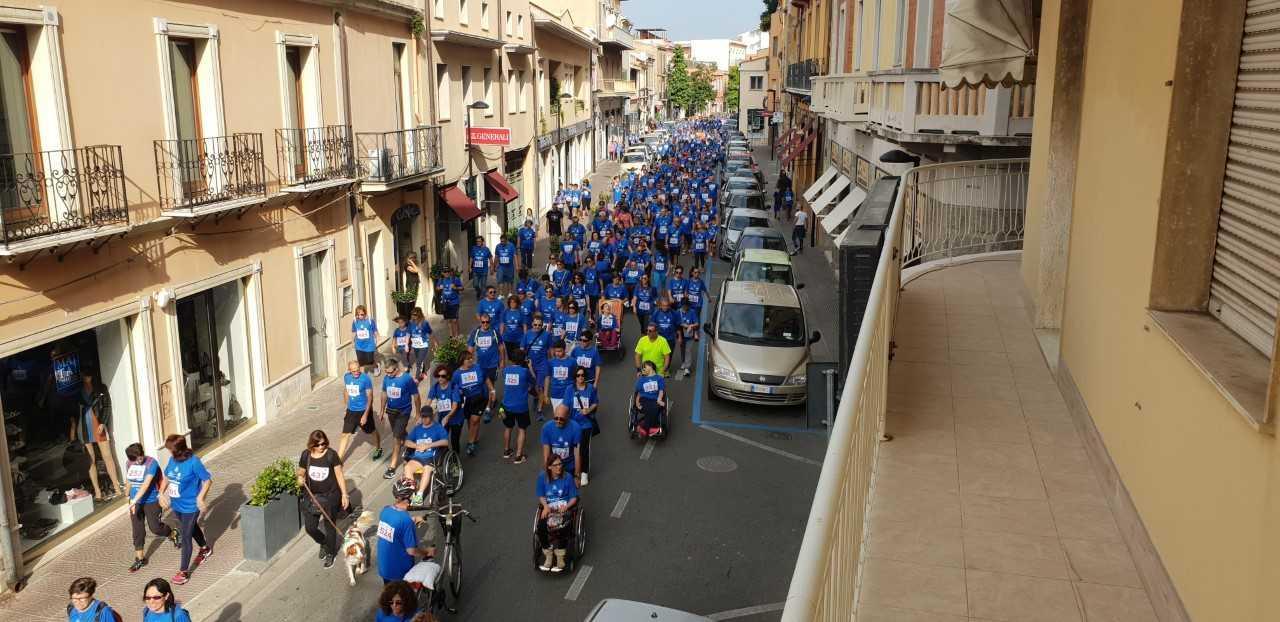 Il corteo di Camminiano insieme attraversa via Tirso