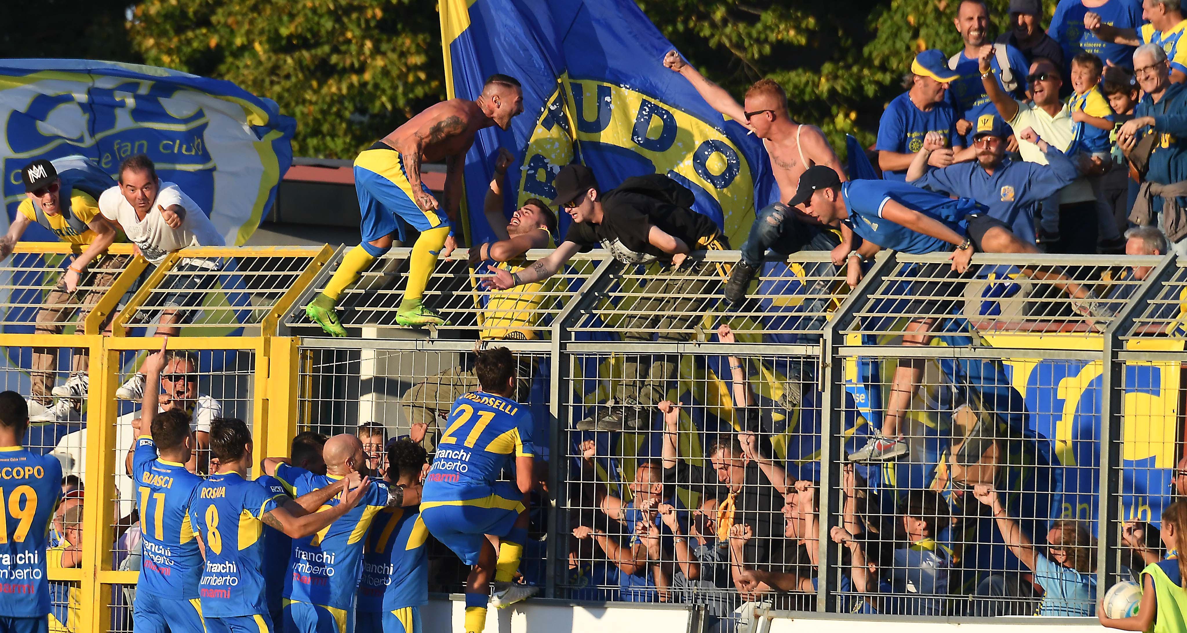L'esultanza di Caccavallo dopo il gol decisivo