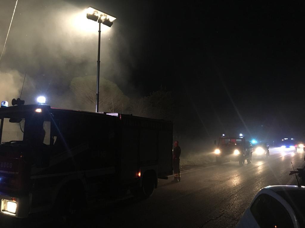 I vigili del fuoco in azione nelle vicinanze delle cascatelle del Gorello 