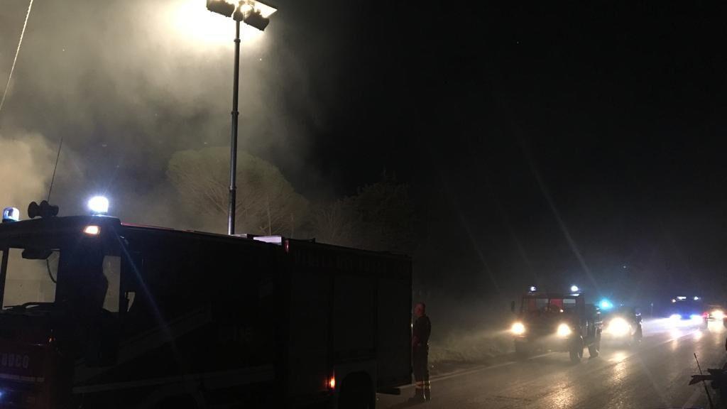 I vigili del fuoco in azione nelle vicinanze delle cascatelle del Gorello