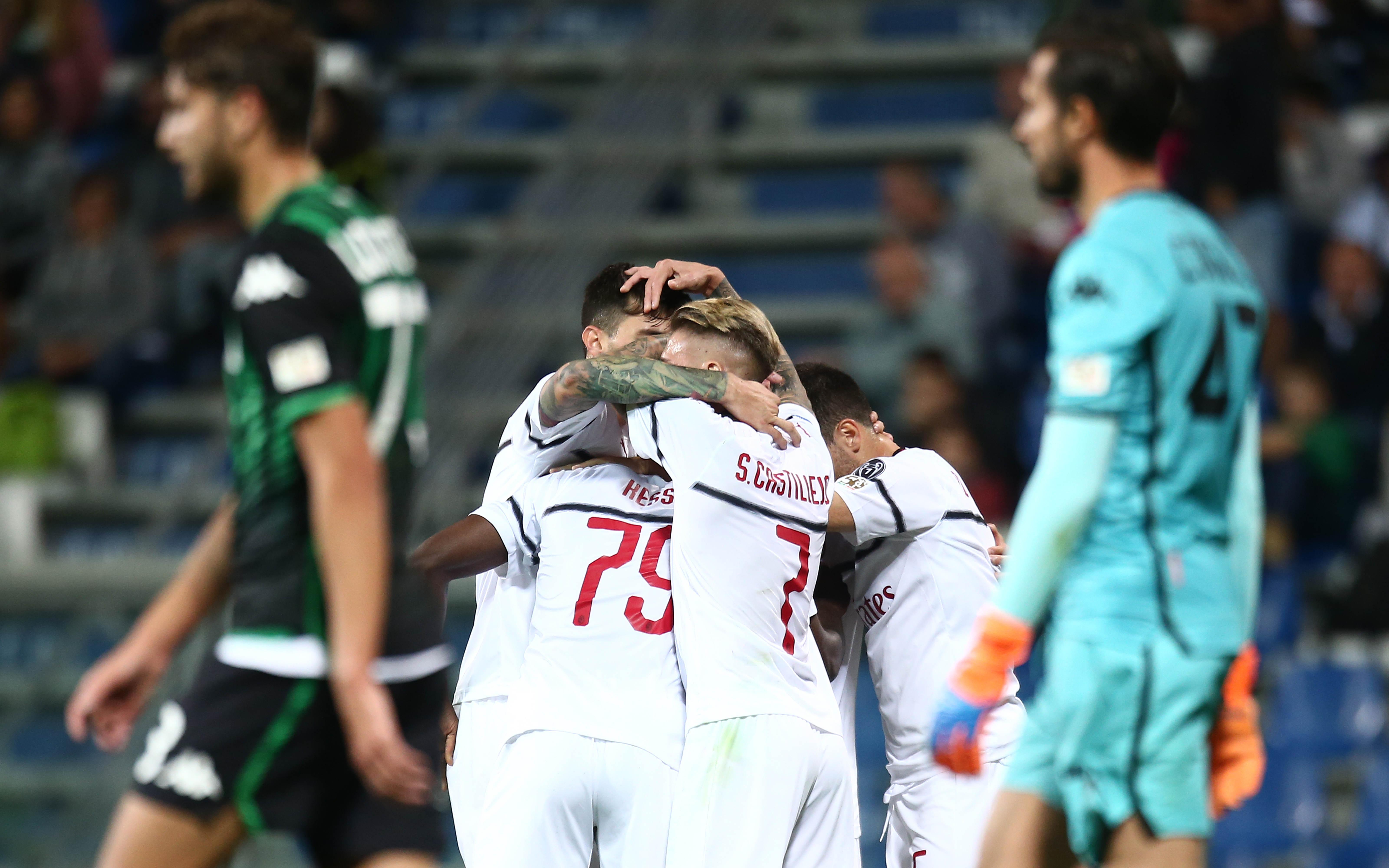 L'esultanza del Milan e la delusione del Sassuolo (Foto Lapresse)