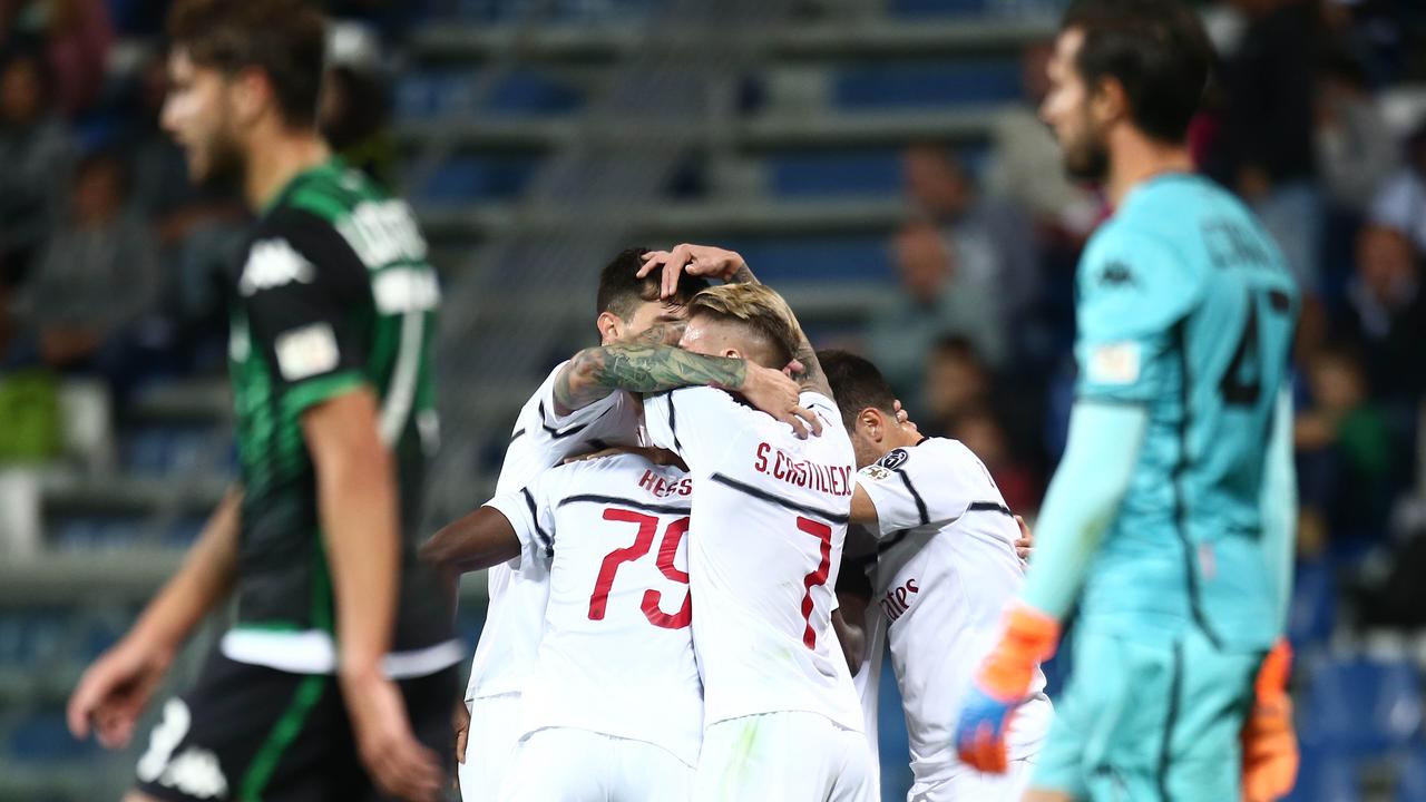 L'esultanza del Milan e la delusione del Sassuolo (Foto Lapresse)