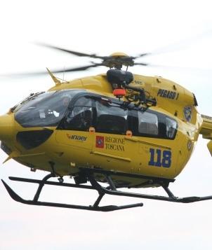 Spaventoso incidente tra auto e moto: due feriti