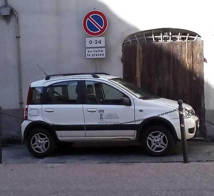 Auto del Comune in divieto di sosta Polemica sui social 