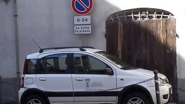Auto del Comune in divieto di sosta Polemica sui social
