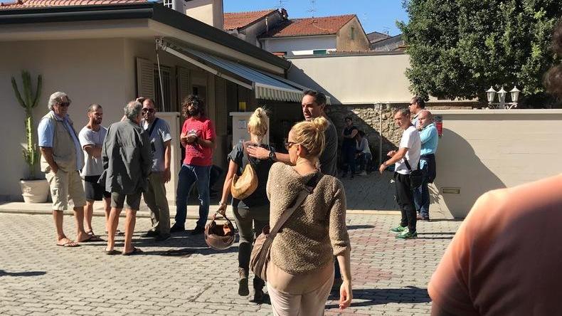 Fiori bianchi per dire addio ad Alessandro Il dolore del padre: «Non vivo senza di lui»